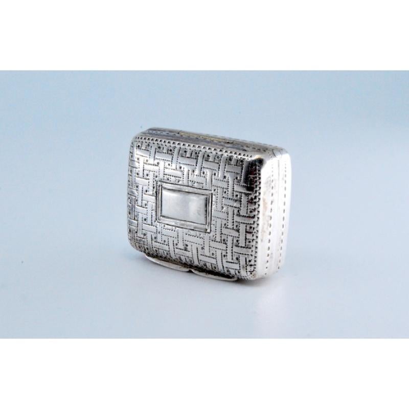 Silver-gold vinaigrette box with engraved lid, George IV period For Sale 3