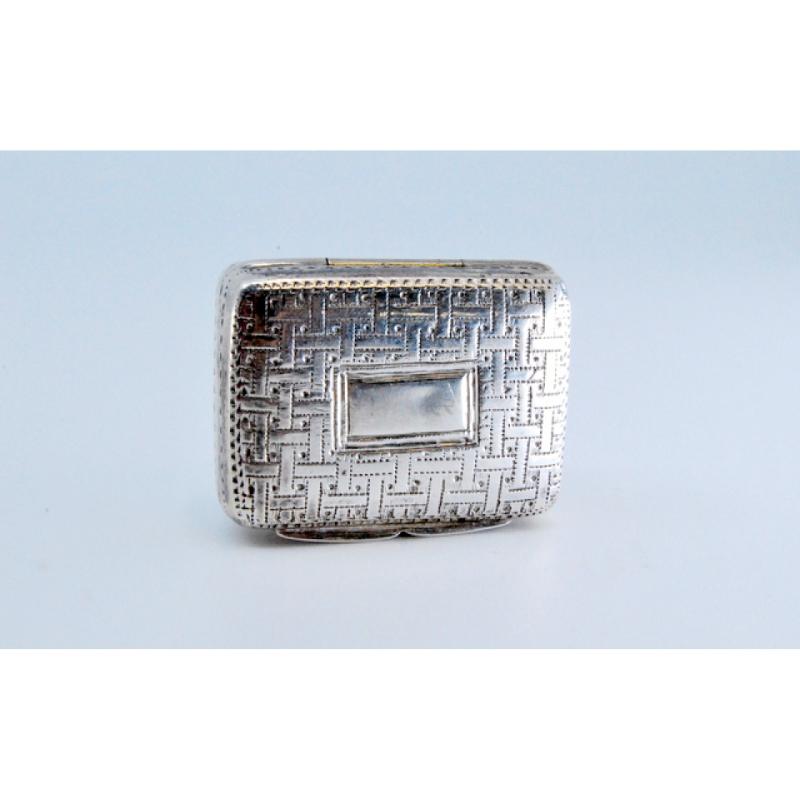 Silver-gold vinaigrette box with engraved lid, George IV period For Sale 4