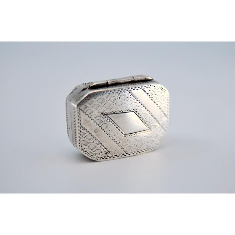 Beschreibung: Vinaigrette-Dose aus Silber und Gold mit Gravuren und Friesen auf beiden Seiten aus der Zeit Georgs III. Metall: Silber - Gold. Herkunft: Englisch. Marke: Birmingham. Gewicht: 8,59 Gramm. Abmessungen: 2,6x0,9cm. Inhalt: 925/1000