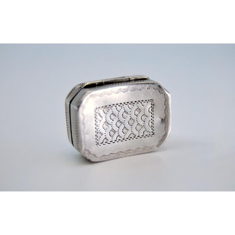 Silver-gold vinaigrette box with engraving and friezes, George III period (Europäisch) im Angebot