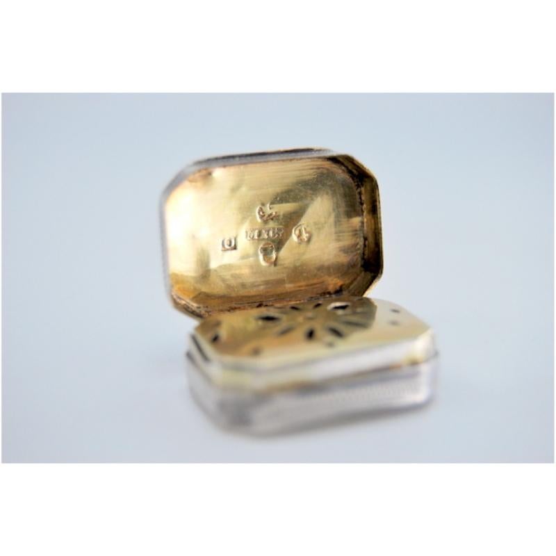 Silver-gold vinaigrette box with engraving and friezes, George III period im Zustand „Gut“ im Angebot in Porto, PT