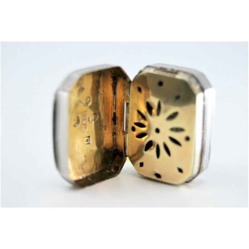 Silver-gold vinaigrette box with engraving and friezes, George III period (19. Jahrhundert) im Angebot