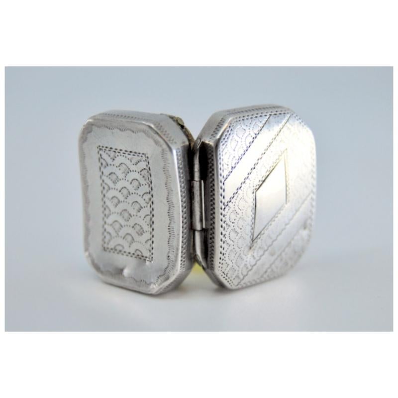 Silver-gold vinaigrette box with engraving and friezes, George III period (Silber) im Angebot