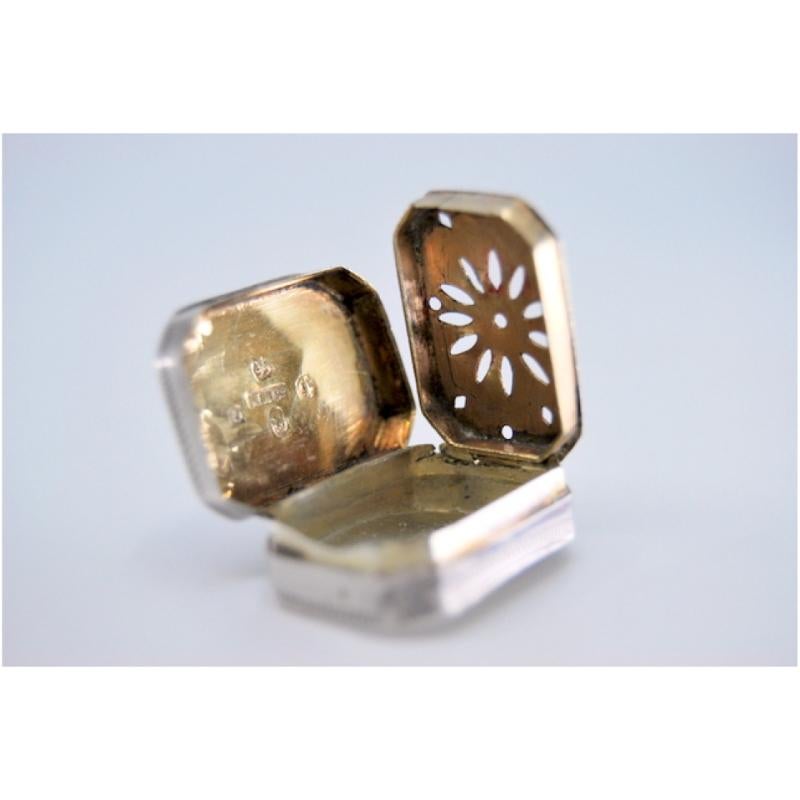 Silver-gold vinaigrette box with engraving and friezes, George III period im Angebot 1