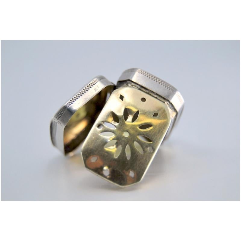 Silver-gold vinaigrette box with engraving and friezes, George III period im Angebot 2