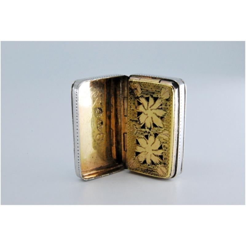 Silver-gold vinaigrette box with engraving on both sides, George III period For Sale 5
