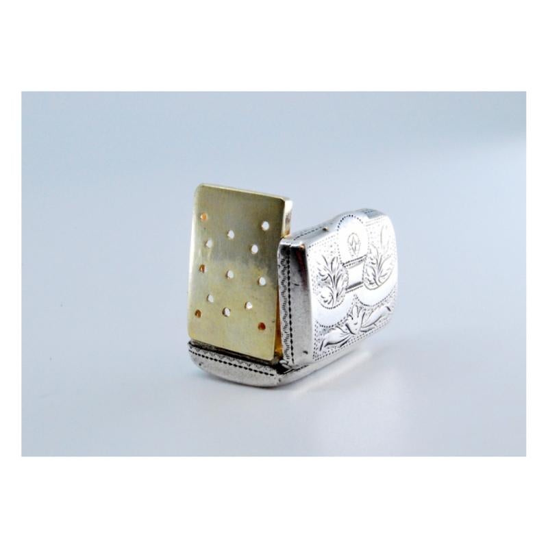 Description: Silver and gold vinaigrette box with engraving on both sides from the period of George III. Metal: Silver - Gold. Origin: English. Brand: Birmingham. Weight: 5.13 grams. Dimensions: 24.5x11cm. Content: Silver (925/1000) - Gold