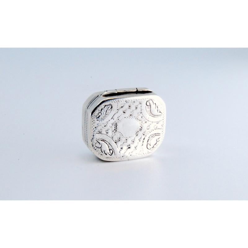 Beschreibung: Silber und Gold Vinaigrette-Box mit Gravur auf beiden Seiten aus der Zeit von George III. Metall: Silber - Gold. Herkunft: Englisch. Marke: Birmingham. Gewicht: 5,24 Gramm. Abmessungen: 2x0,7cm. Inhalt: Silber (925/1000) - Gold