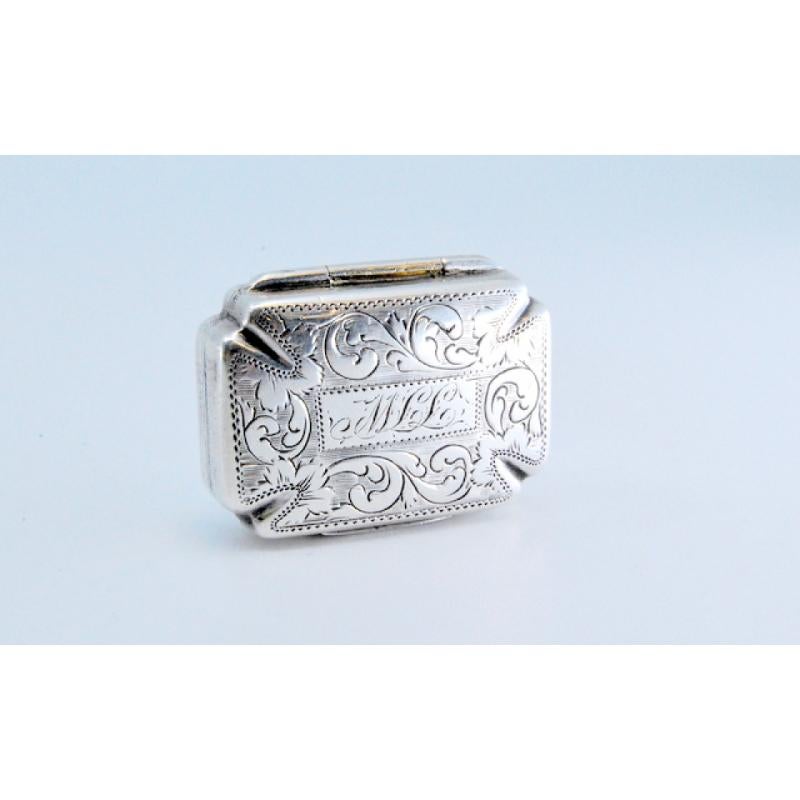 Description: Silver and gold vinaigrette box with engraving on both sides from the period of George III. Metal: Silver - Gold. Origin: English. Brand: Birmingham. Weight: 7.35 grams. Dimensions: 2.6x0.6cm. Content: Silver (925/1000) Gold (375/1000).