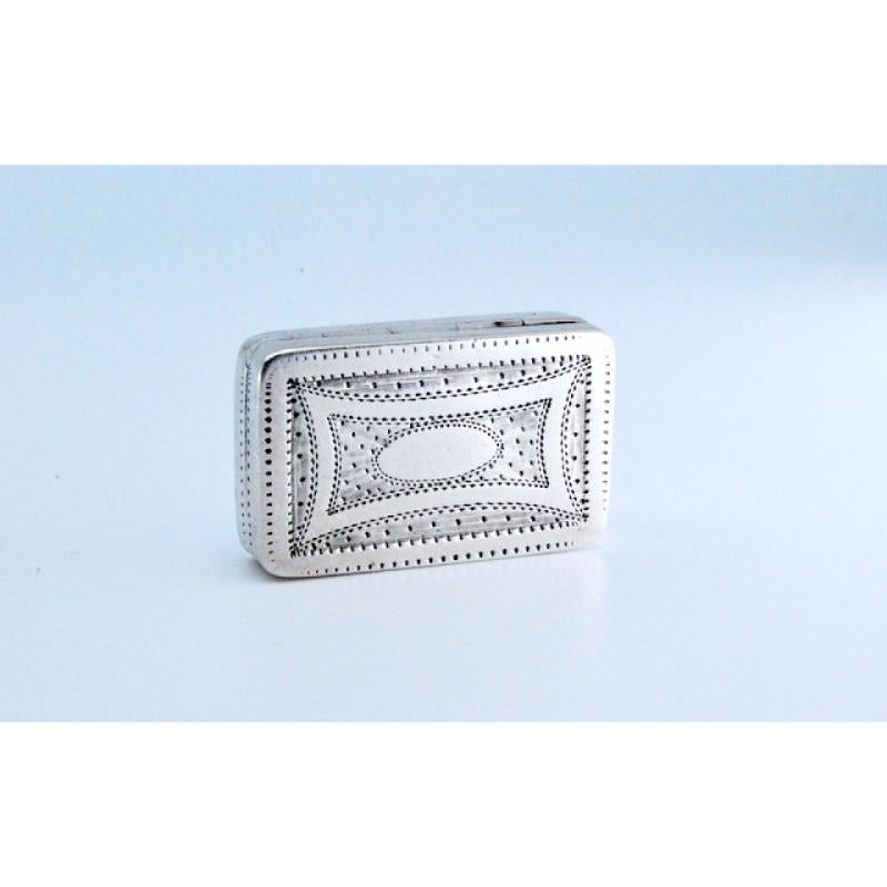 Description: Silver and gold vinaigrette box with engraving on both sides from the period of George III. Metal: Silver - Gold. Origin: English. Brand: Birmingham. Weight: 9.61 grams. Dimensions: 2.2x0.7cm. Content: Silver (925/1000) - Gold