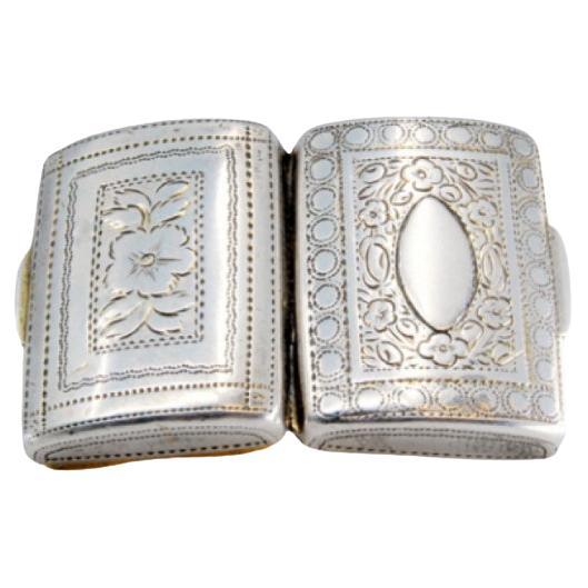 Beschreibung: Silber und Gold Vinaigrette-Box mit Gravur auf beiden Seiten aus der Zeit von George III. Metall: Silber - Gold. Herkunft: Englisch. Marke: Birmingham. Gewicht: 10,47 Gramm. Abmessungen: 2,6x1cm. Inhalt: Silber (925/1000) - Gold