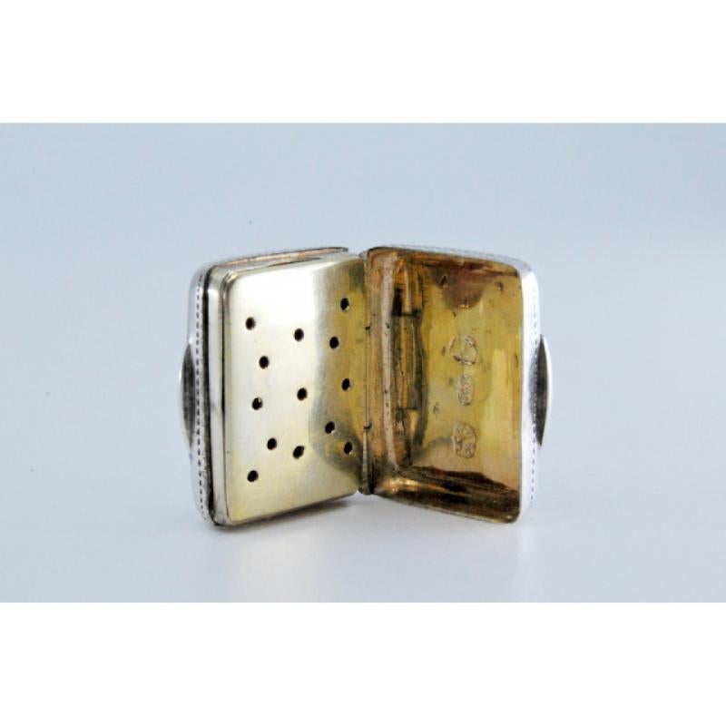 European Silver-gold vinaigrette box with engraving on both sides, George III period For Sale