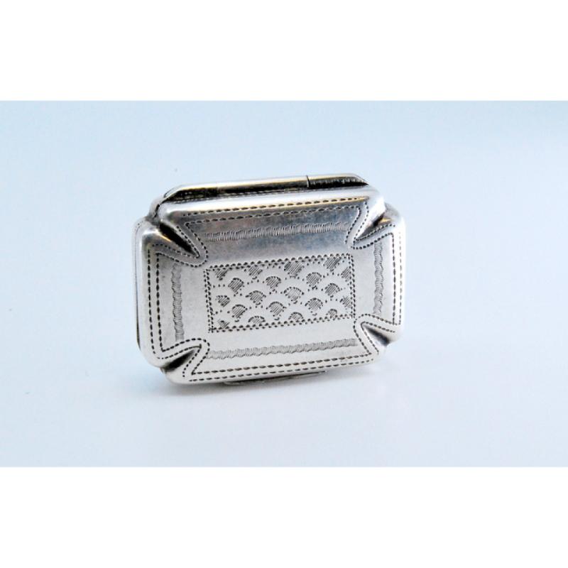 European Silver-gold vinaigrette box with engraving on both sides, George III period For Sale