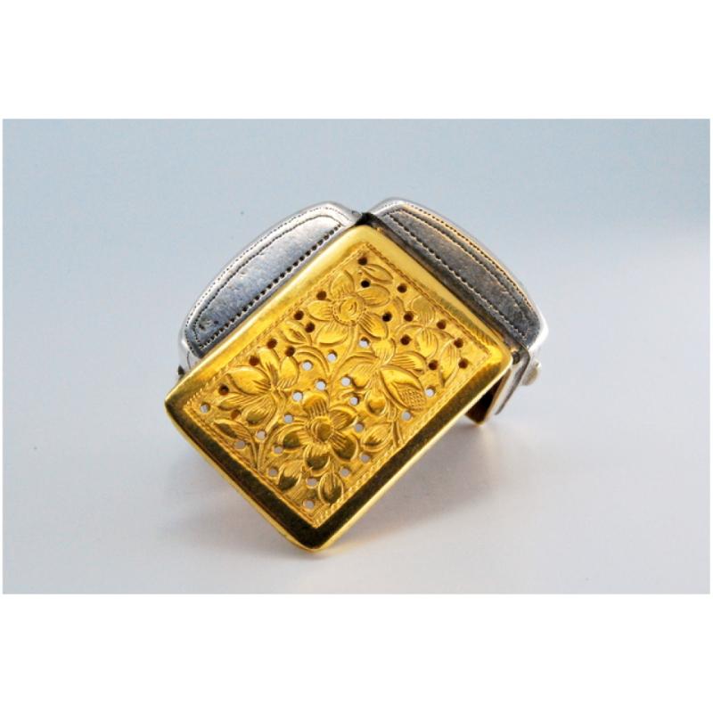 Silver-gold vinaigrette box with engraving on both sides, George III period (Europäisch) im Angebot