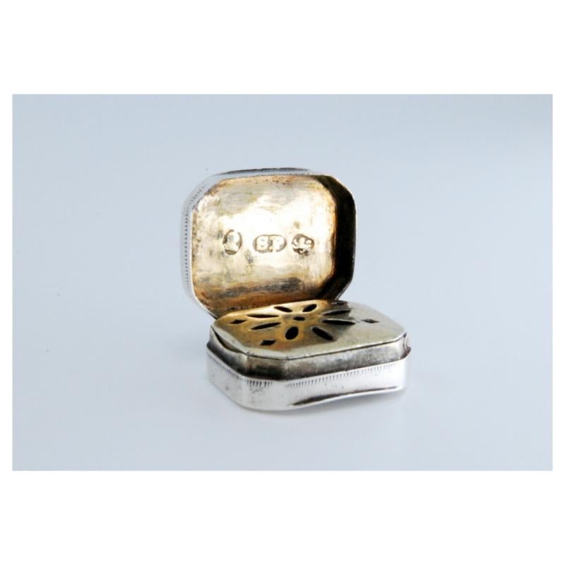 Silver-gold vinaigrette box with engraving on both sides, George III period im Zustand „Gut“ im Angebot in Porto, PT