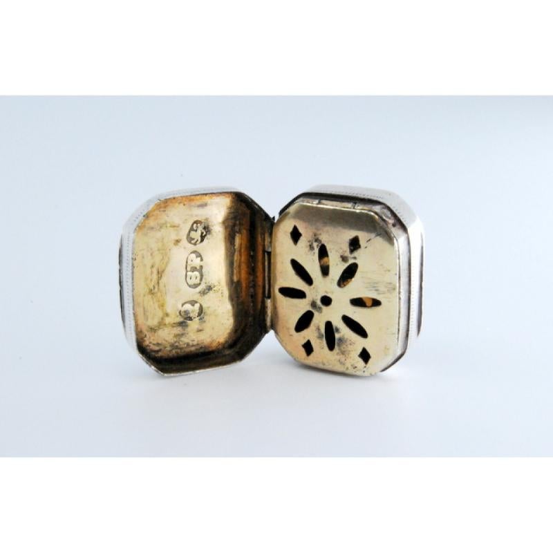 Silver-gold vinaigrette box with engraving on both sides, George III period (19. Jahrhundert) im Angebot