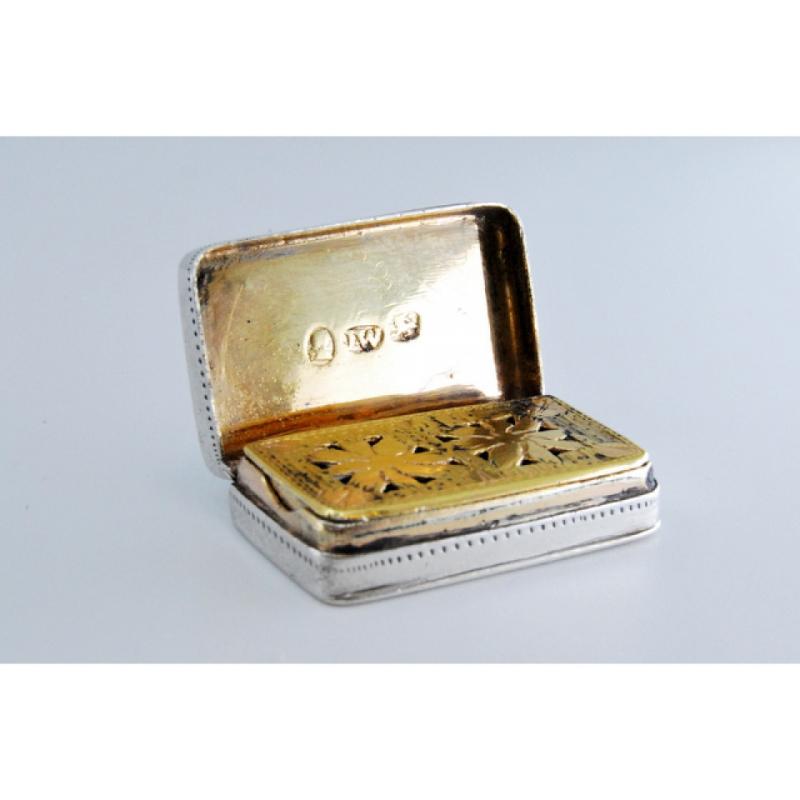 19th Century Silver-gold vinaigrette box with engraving on both sides, George III period For Sale