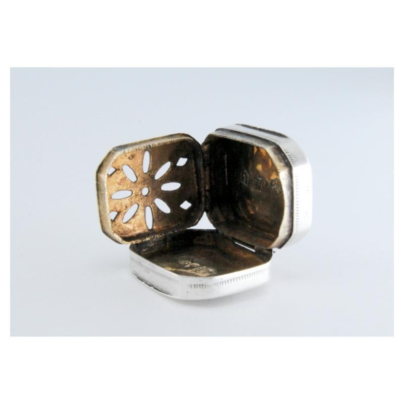 Silver-gold vinaigrette box with engraving on both sides, George III period (Silber) im Angebot