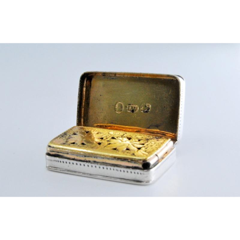Silver-gold vinaigrette box with engraving on both sides, George III period For Sale 1