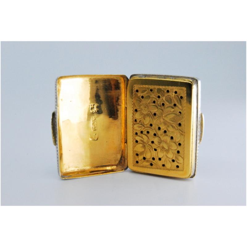 Silver-gold vinaigrette box with engraving on both sides, George III period (Silber) im Angebot
