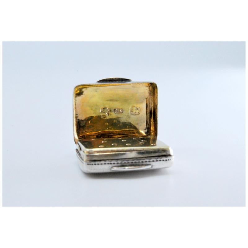 Silver-gold vinaigrette box with engraving on both sides, George III period For Sale 2