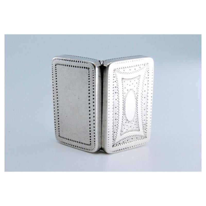 Silver-gold vinaigrette box with engraving on both sides, George III period For Sale 2