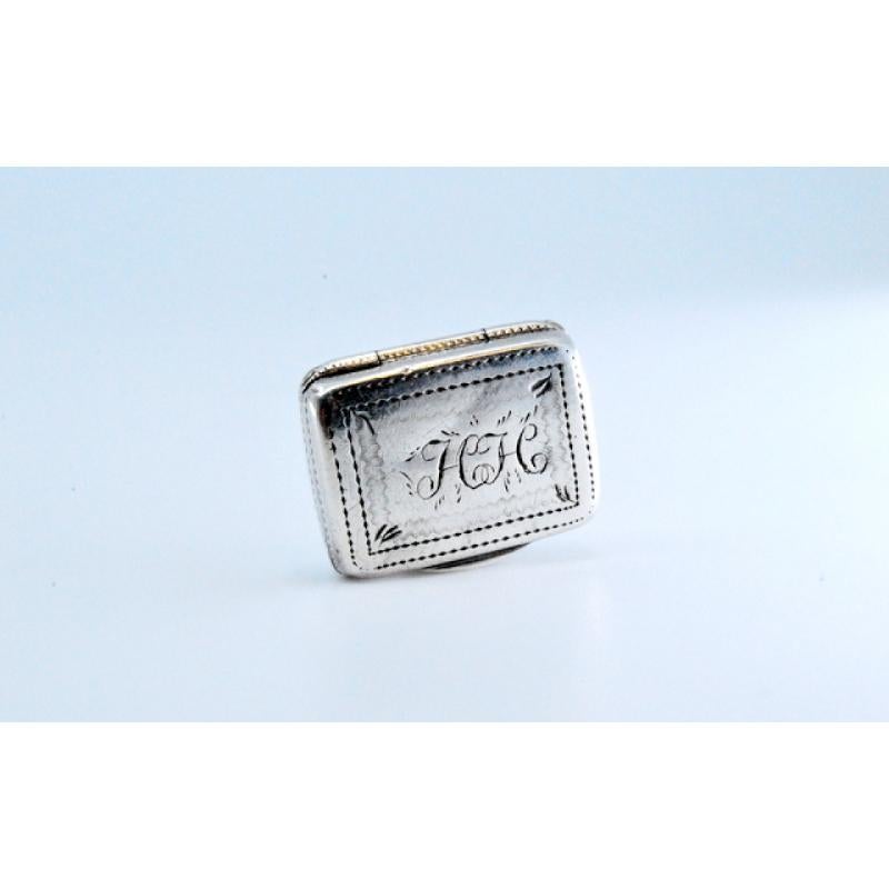 Silver-gold vinaigrette box with engraving on both sides, George III period For Sale 3