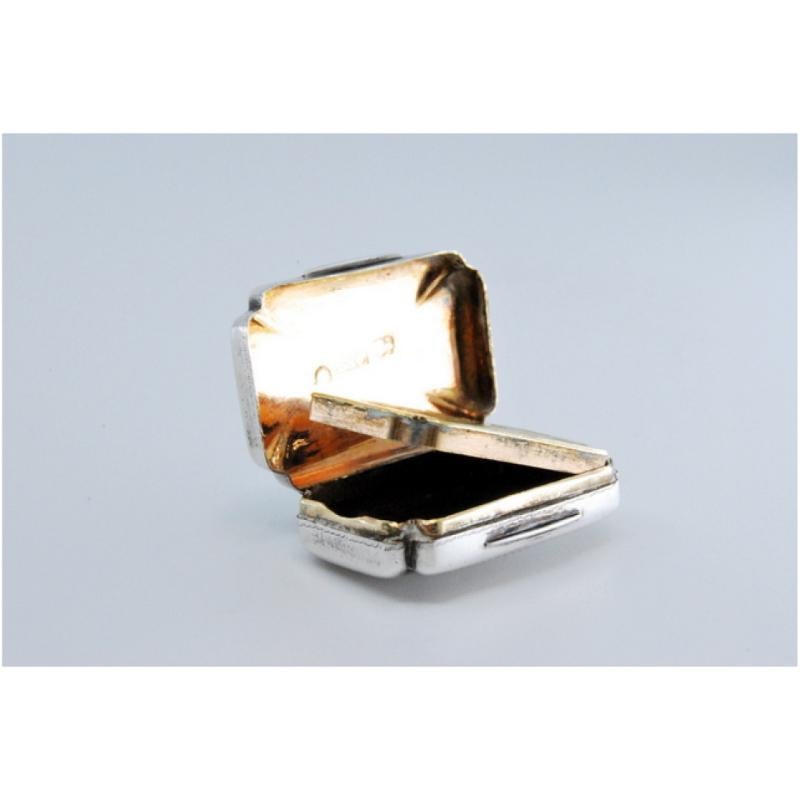 Silver-gold vinaigrette box with engraving on both sides, George III period For Sale 3