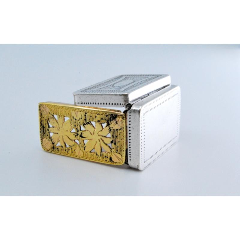 Silver-gold vinaigrette box with engraving on both sides, George III period For Sale 3