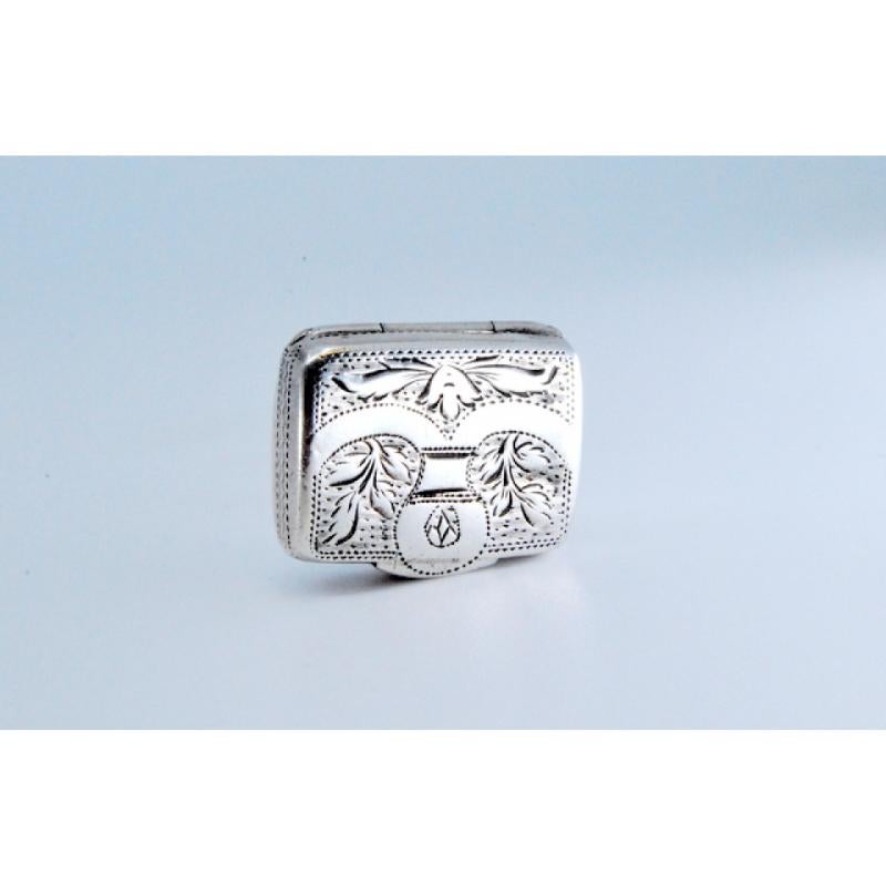 Silver-gold vinaigrette box with engraving on both sides, George III period For Sale 4