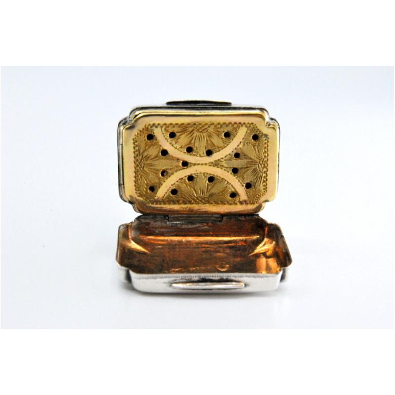 Silver-gold vinaigrette box with engraving on both sides, George III period For Sale 4
