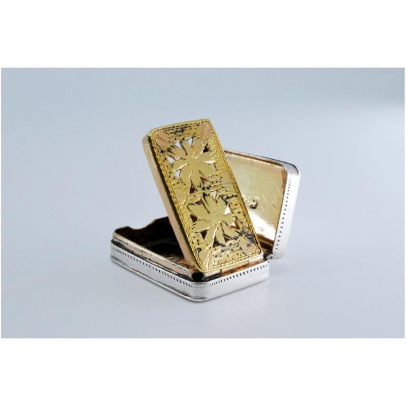 Silver-gold vinaigrette box with engraving on both sides, George III period For Sale 4