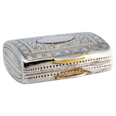 Silver-gold vinaigrette box with engraving on both sides, George III period