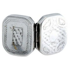 Silver-gold vinaigrette box with engraving on both sides, George III period