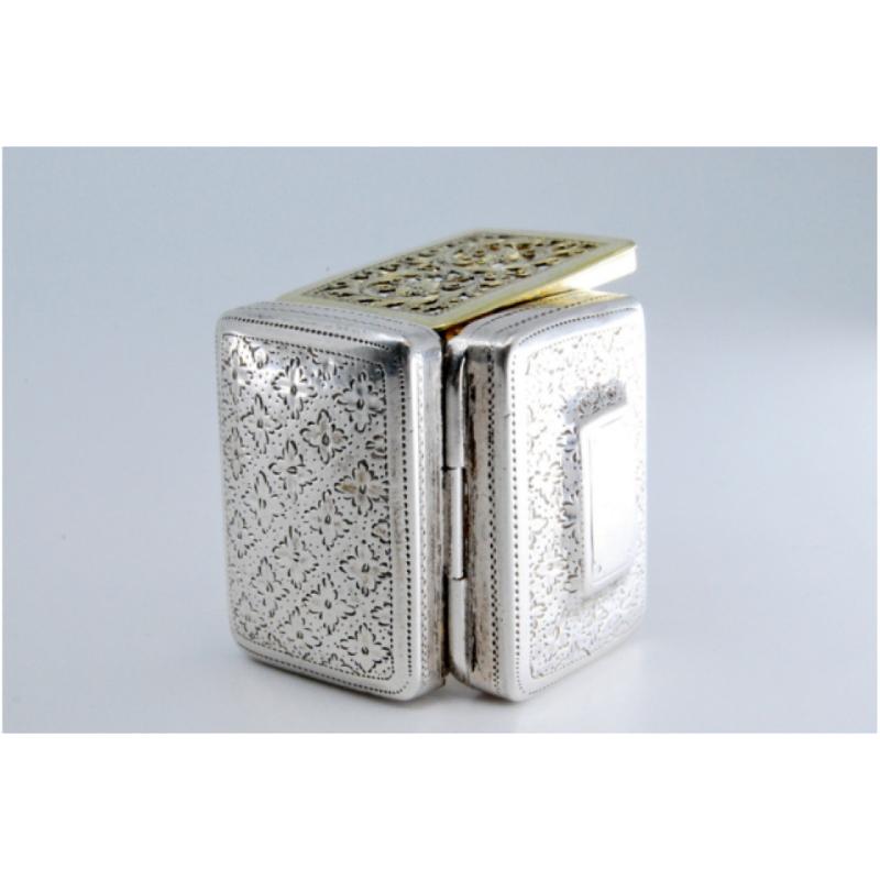 Silver-gold vinaigrette box with engraving on both sides, George IV period For Sale 5