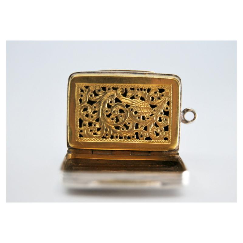Description: Silver and gold vinaigrette box with engraving on both sides from the period of George IV. Metal: Silver - Gold. Origin: English. Brand: Birmingham. Weight: 12.93 grams. Dimensions: 2.8x0.8cm. Content: 925/1000 (Silver) - (375/1000)