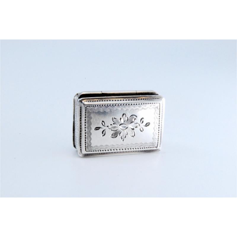 Description: Silver and gold vinaigrette box with engraving on both sides from the period of George IV. Metal: Silver - Gold. Origin: English. Brand: Birmingham. Weight: 5.05 grams. Dimensions: 2.2x0.8cm. Content: (Silver)925/1000 - (Gold)375/1000.