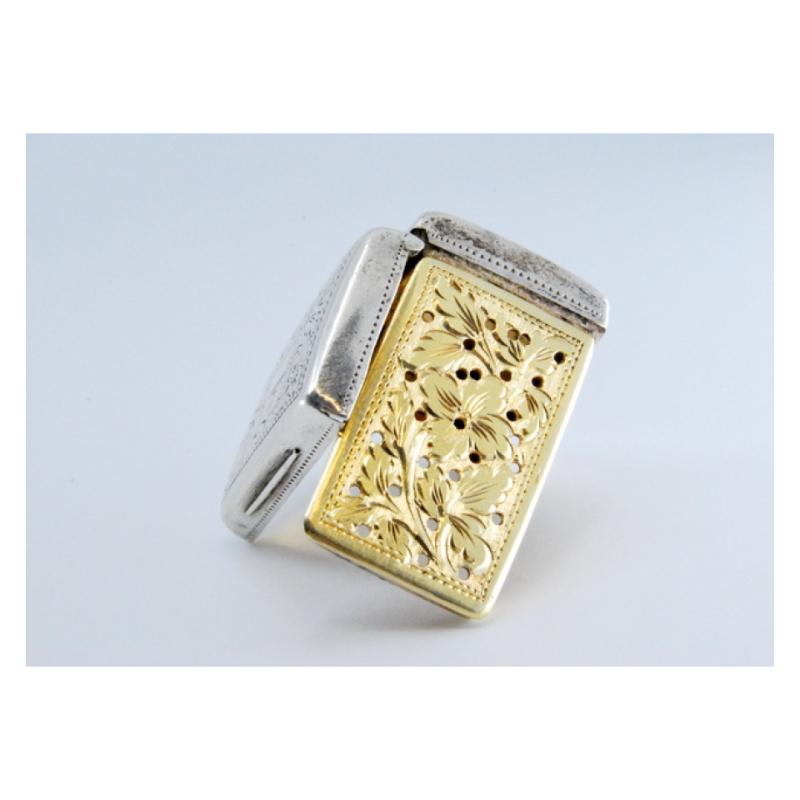 Description: Silver and gold vinaigrette box with engraving on both sides from the period of George IV. Metal: Silver - Gold. Origin: English. Brand: Birmingham. Weight: 8.55 grams. Dimensions: 2.6x0.8cm. Content: Silver (925/1000) - Gold