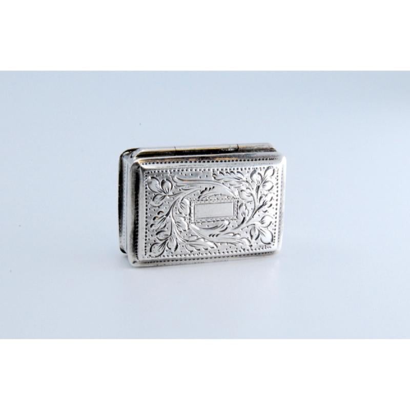 European Silver-gold vinaigrette box with engraving on both sides, George IV period For Sale