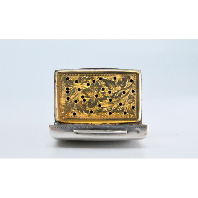 European Silver-gold vinaigrette box with engraving on both sides, George IV period For Sale