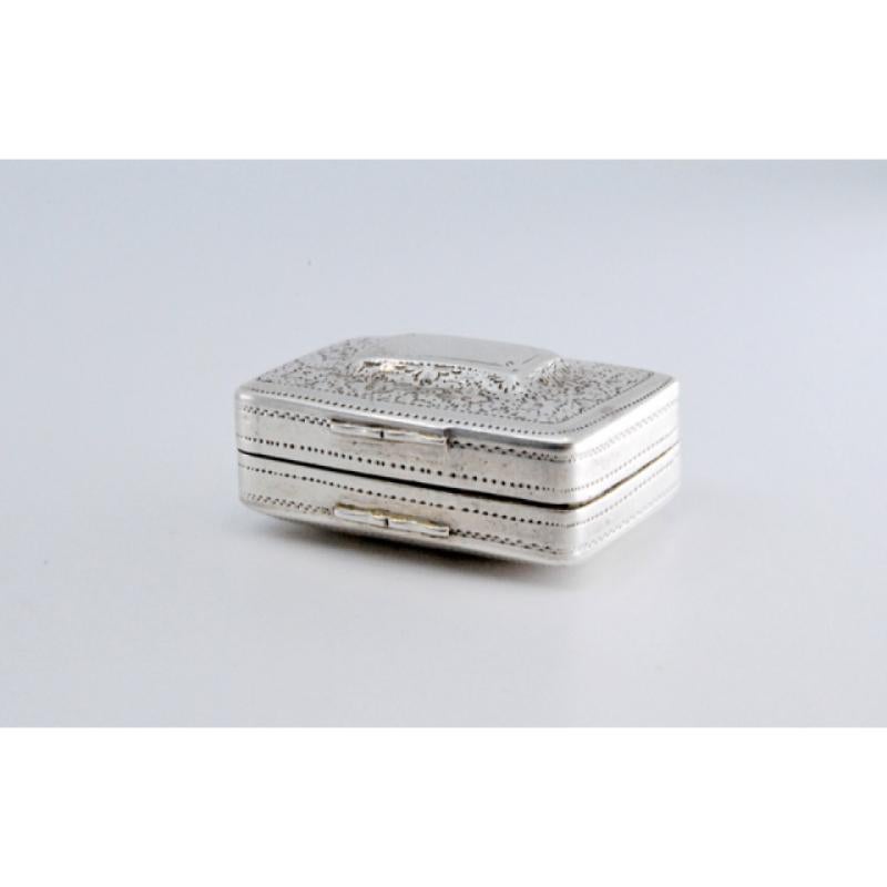 European Silver-gold vinaigrette box with engraving on both sides, George IV period For Sale