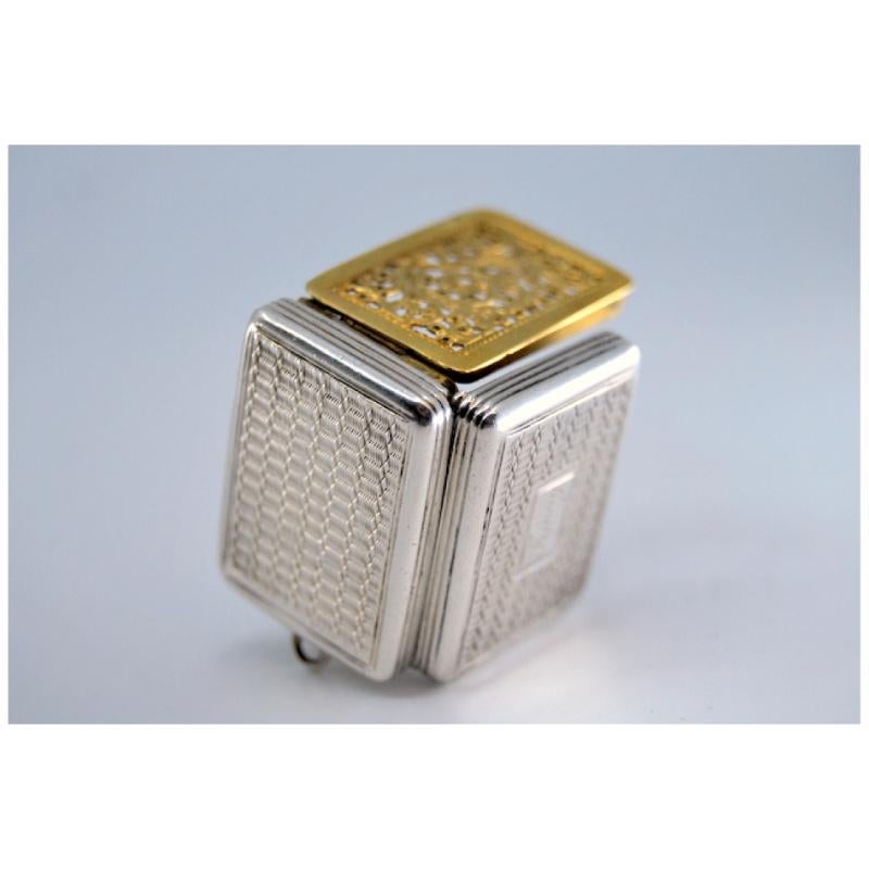 Silver-gold vinaigrette box with engraving on both sides, George IV period In Good Condition For Sale In Porto, PT