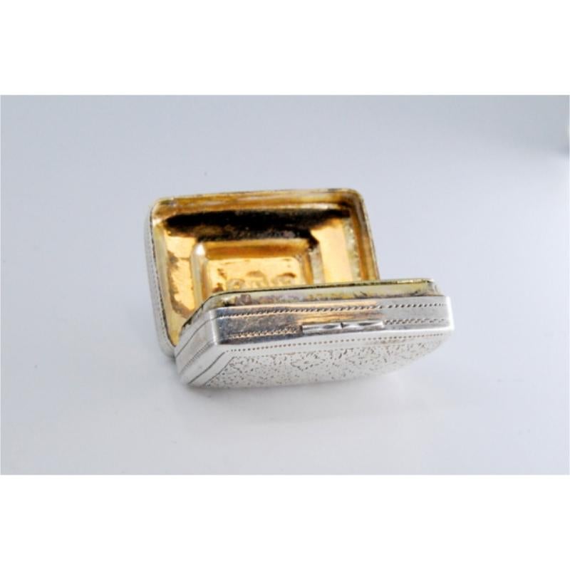 Silver-gold vinaigrette box with engraving on both sides, George IV period In Good Condition For Sale In Porto, PT