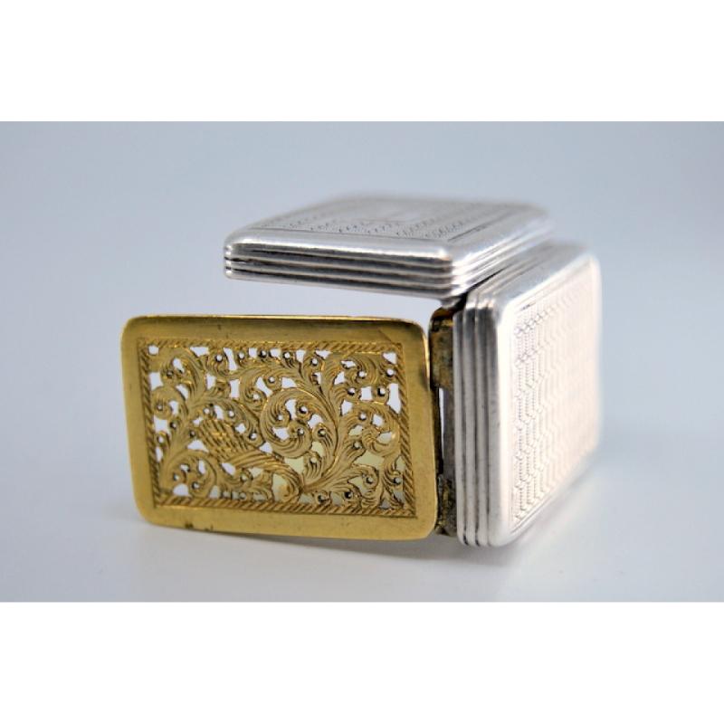 19th Century Silver-gold vinaigrette box with engraving on both sides, George IV period For Sale