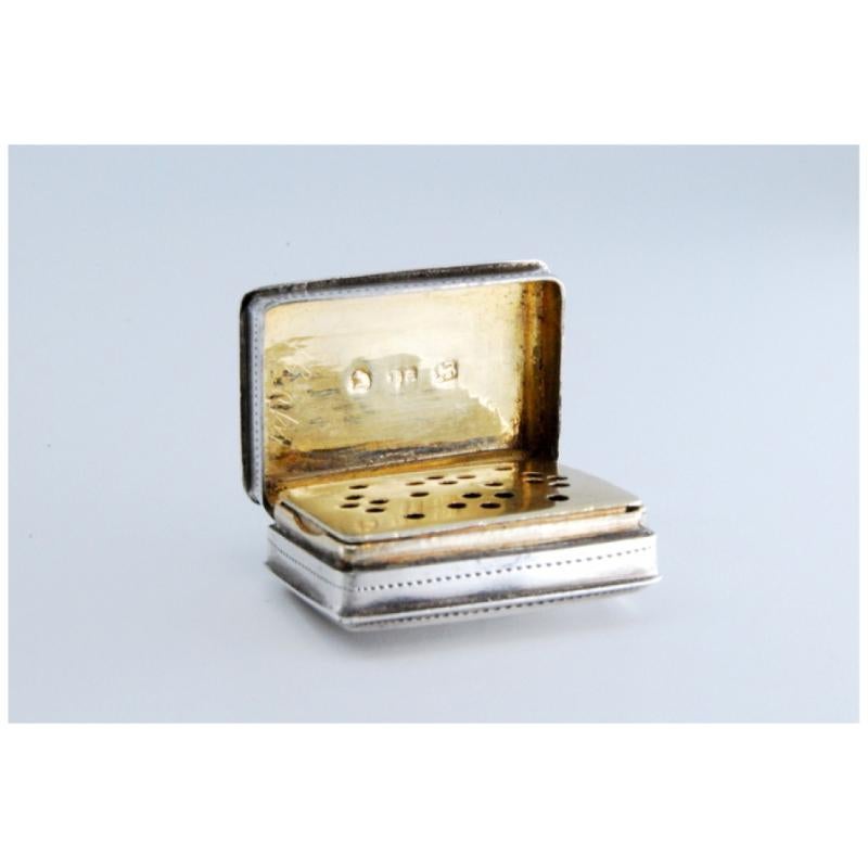 19th Century Silver-gold vinaigrette box with engraving on both sides, George IV period For Sale