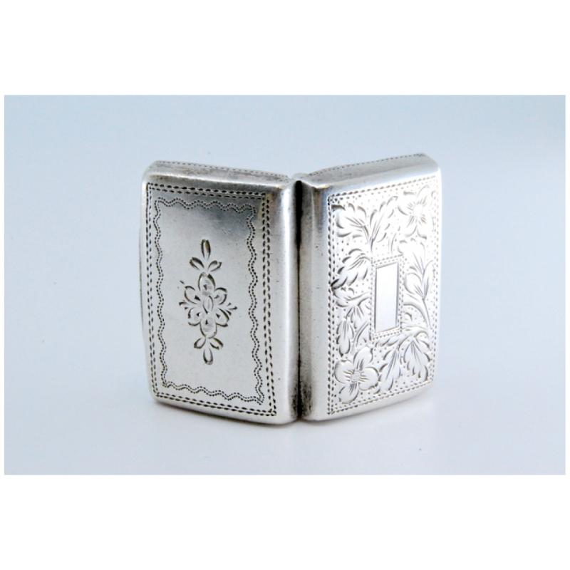 19th Century Silver-gold vinaigrette box with engraving on both sides, George IV period For Sale