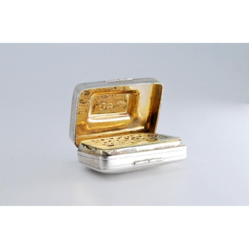 19th Century Silver-gold vinaigrette box with engraving on both sides, George IV period For Sale