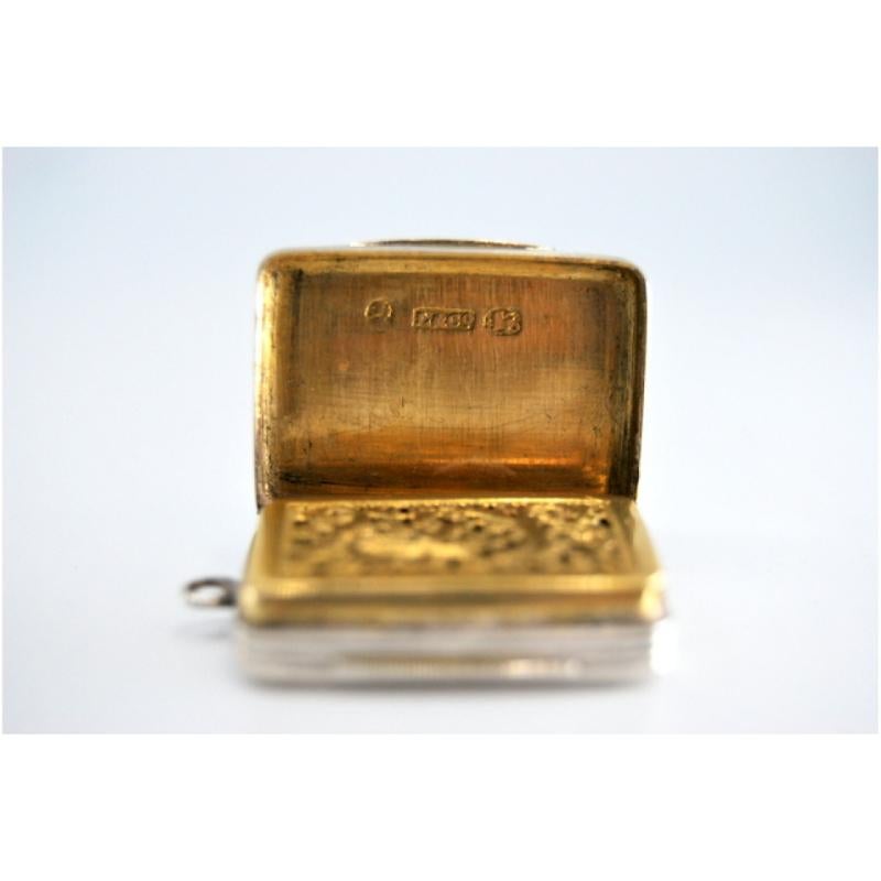 Silver-gold vinaigrette box with engraving on both sides, George IV period For Sale 1