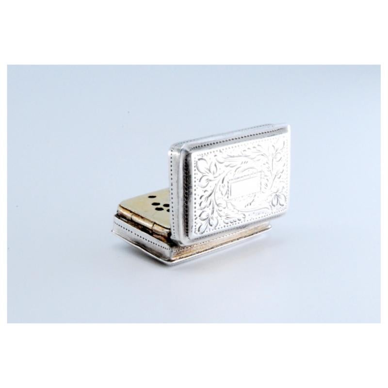Silver-gold vinaigrette box with engraving on both sides, George IV period For Sale 1