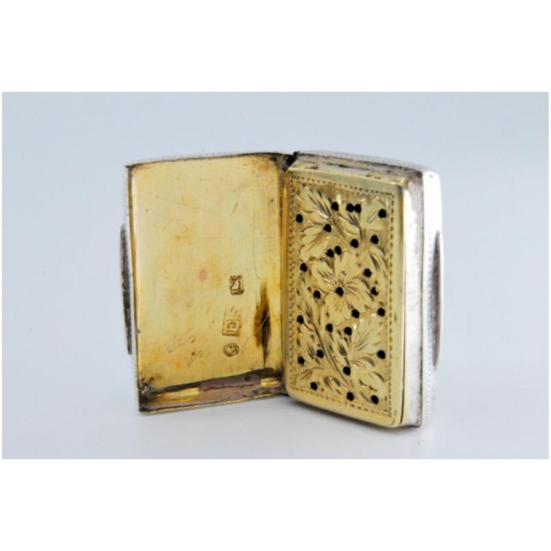 Silver-gold vinaigrette box with engraving on both sides, George IV period For Sale 1